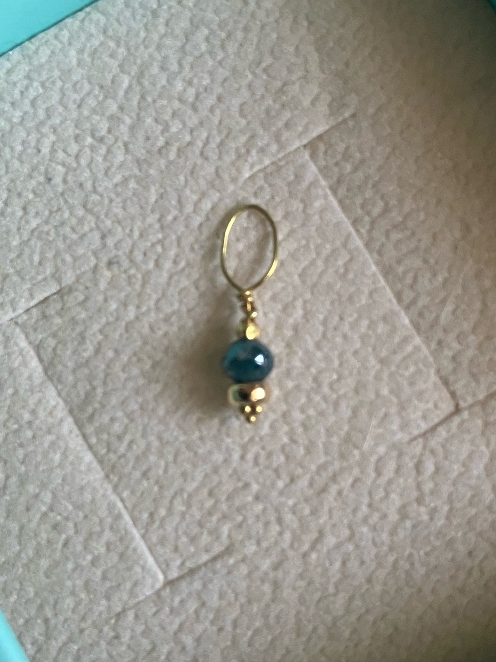18k gold blue diamond pendant/charm